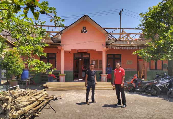 PROSES: Kepala Dusun Krajan Mohammad Nur Faidi (kiri) dan Bendahara Desa Jabungsisir Basori Alwi mengecek pembangunan gedung TK Mutiara di RT 19/RW 4, Dusun Bandaran. (Foto: Achmad Arianto/Jawa Pos Radar Bromo)