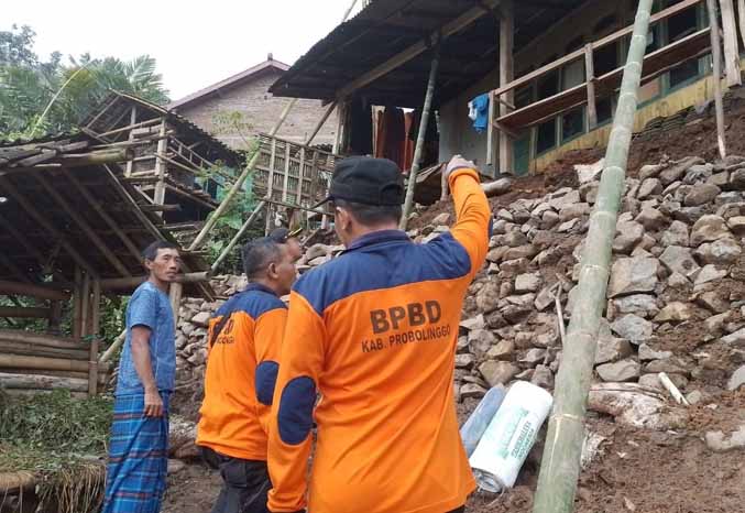 RAWAN: Petugas BPBD Kabupaten Probolinggo melakukan asesmen terdampak tanah longsor di Desa Tambak Ukir, Kecamatan Kotaanyar. (Foto : BPBD for Jawa Pos Radar Bromo)