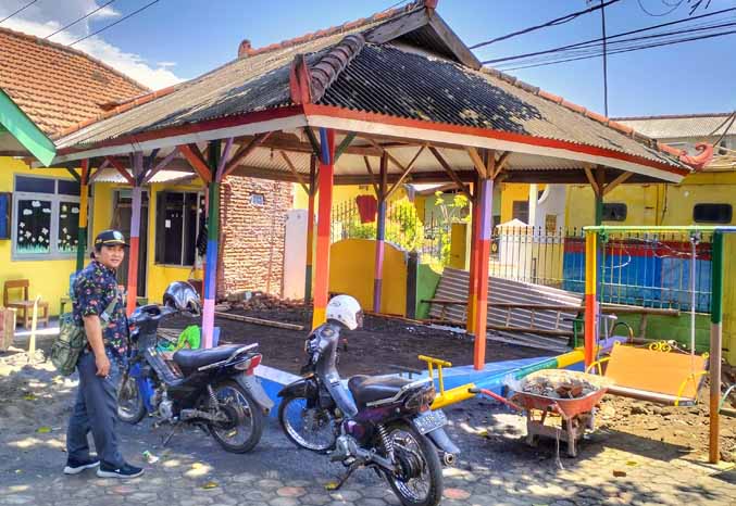 DIBANGUN: Sekretaris Desa Randuputih Satimin mengecek rehab ruang kelas dan gazebo TK di RT 5/RW 2 Dusun Krajan. (Achmad Arianto/Jawa Pos Radar Bromo)