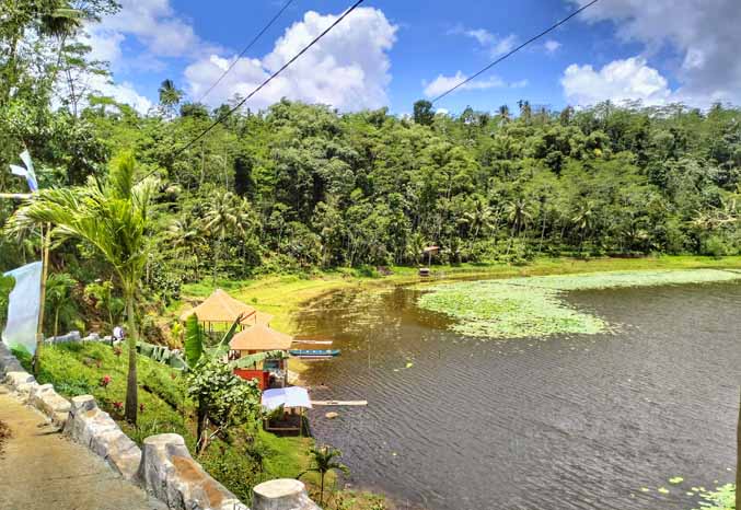 TERUS DIKEMBANGKAN : Ranu Betok di Desa Ranuagung, merupakan potensi wisata desa. Pemerintah desa terus bersaha mengembangkannya. Tahun ini akan dibangun kafe apung. (Foto: Achmad Arianto/Jawa Pos Radar Bromo)