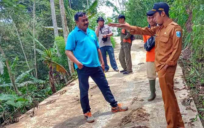 DIBANGUN: Kepala Desa Tlogoargo Umar saat mengecek jalan rabat beton yang sudah dibangun di RT 20/RW 10 Dusun Kongsi. (Foto: Pemerintah Desa Tlogoargo for Jawa Pos Radar Bromo)