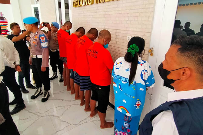 TERSANGKA HUMAN TRAFFICKING: Lima tersangka human trafficking saat dirilis di hadapan awak media. (Iwan Andrik/Radar Bromo)