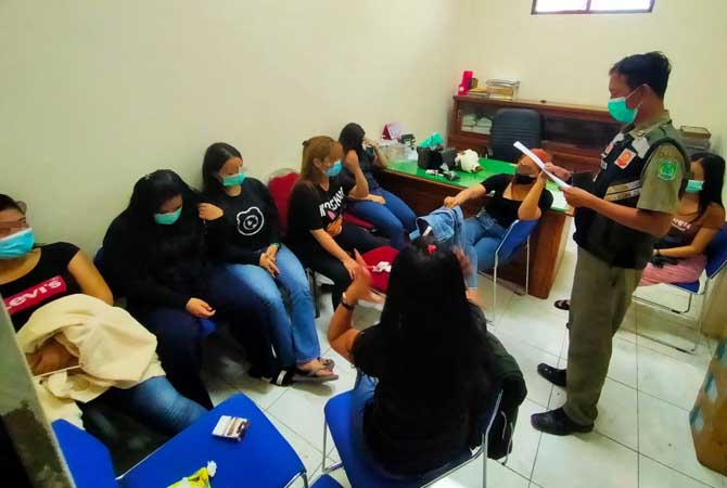 DARI LUAR PASURUAN: Petugas Satpol PP menanyai para perempuan yang diciduk dari sejumlah wisma di kawasan Pesanggrahan, Tretes.