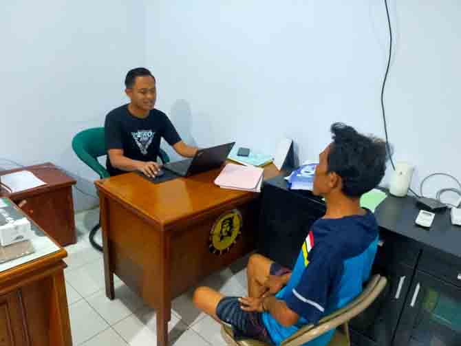 DIPERIKSA: Tersangka saat menjalani pemeriksaan di Mapolres Pasuruan. (Foto : Iwan Andrik/Jawa Pos Radar Bromo)