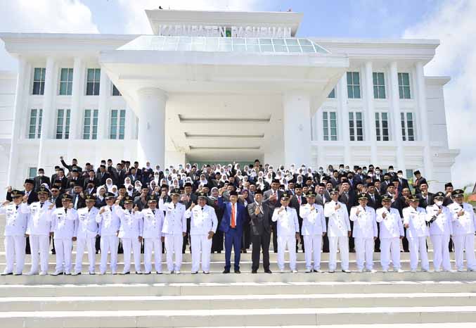 TETAP KOMPAK: Jajaran pejabat Pemkab Pasuruan berfoto bersama di depan kantor Bupati Pasuruan. (Foto: Itimewa)