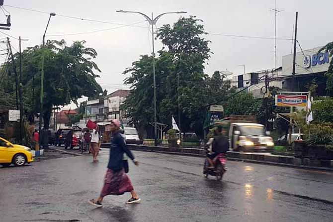KAWASAN PADAT KENDARAAN: Kondisi arus lalu lintas di Jalan Untung Suropati Bangil saat sore. Jalan ini sejatinya perlu dilebarkan. (Foto: Iwan Andrik/Jawa Pos Radar Bromo)