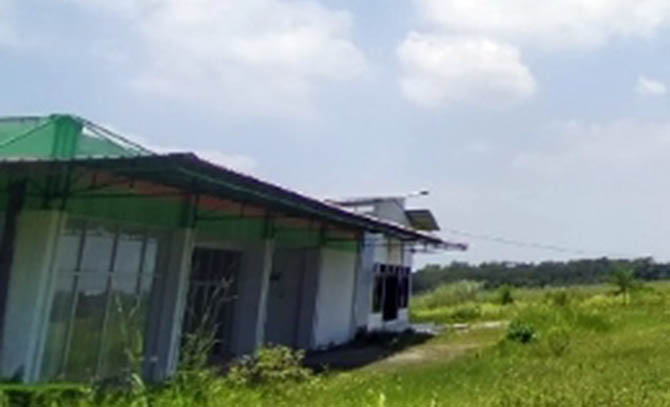 BELUM BERFUNGSI: Pasar Desa Raci yang tak kunjung beroperasi meski diguyur anggaran cukup banyak dari Pemkab Pasuruan. (Iwan Andrik/Radar Bromo)