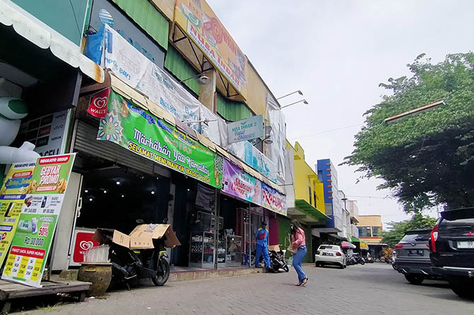 TENGAH DISOROT: Kawasan Plaza Untung Suropati Bangil saat dipotret kemarin. Sejauh ini, polemik sewa Plaza Bangil masih belum temui titik temu. (Iwan Andrik/Radar Bromo)