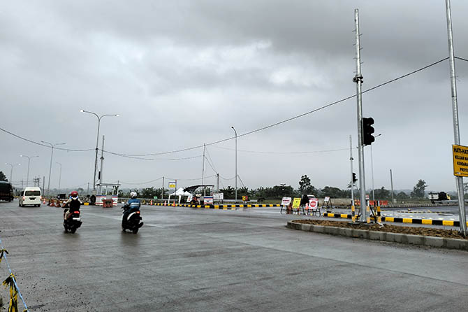 BANYAK RAMBU: Exit tol Gending dipastikan dapat digunakan saat mudik Lebaran nanti. Saat ini masih proses finishing. (Achmad Arianto/Jawa Pos Radar Bromo)