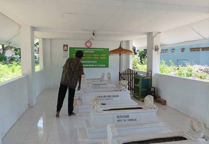LESTARI: Perangkat Desa Kamalkuning Baijuri berada di Makam Kakek Calang yang diyakini sakti dan keramat. (Foto: Agus Faiz Musleh/Jawa Pos Radar Bromo)