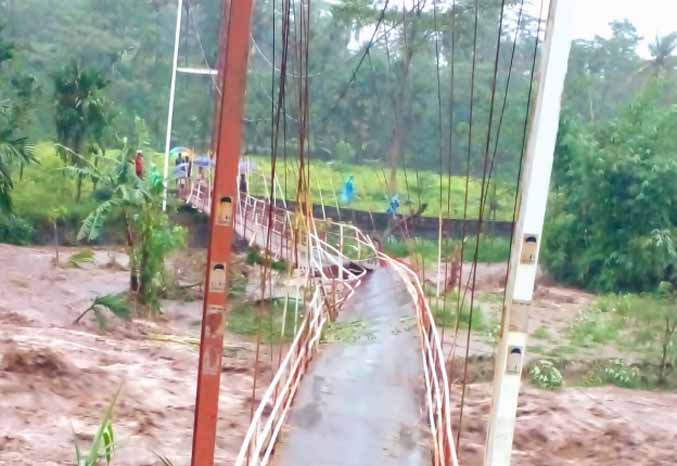KENA ARUS: Jembatan gantung di Dusun Klembun Barat, Desa Ranon, Gading yang patah Kamis (2/3) petang usai sungai diterjang arus. (Foto: Istimewa)