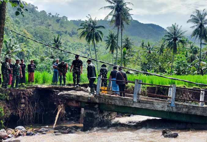 KENA BANJIR: Jembatan di aliran Sungai Kresek di Dusun Kalibiru, Desa Blimbing, Kecamatan Pakuniran yang rusak usai diterjang banjir. (Foto: Agus Faiz Musleh/Jawa Pos Radar Bromo)