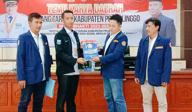 AKLAMASI: Sigit Wida Hartono setelah terpilih jadi Ketua Karang Taruna Kabupaten Probolinggo. Ia terpilih aklamasi dalam temu karya daerah (TKD). (Foto: Istimewa)