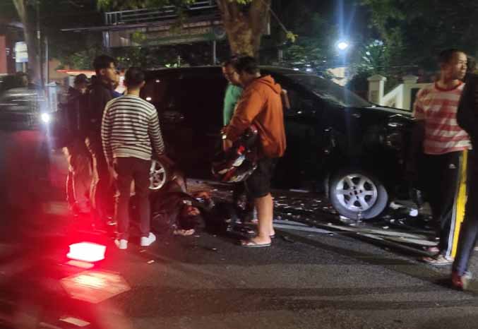 SEBELUM DIEVAKUASI: Kecelakaan yang melibatkan motor dan mobil di Jalan Panglima Sudirman, Kamis (17/3) malam. (Foto : Fandi Armanto/Jawa Pos Radar Bromo)