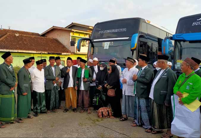 GUYUB: Gus Mujib memberangkatkan ratusan jamaah MWC NU Gempol menggelar ziarah muasis NU. (Foto: Istimewa)