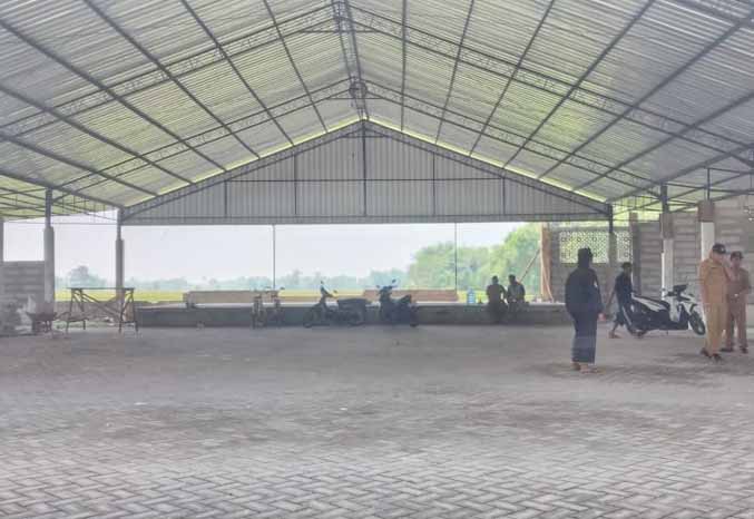 BESAR: Bangunan pujasera yang sudah siap ditempati. Bangunan ini luasnya 400 meter persegi. (Foto: Fuad Alyzen/Jawa Pos Radar Bromo)