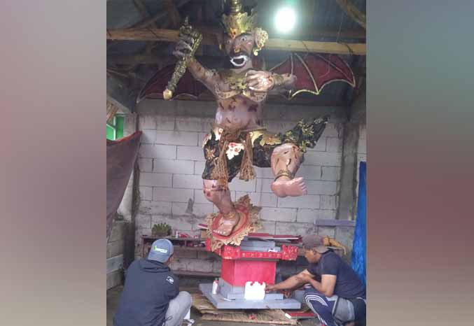 BUAT SENDIRI: Warga Tengger di Tosari dengan ogoh-ogohnya yang udah hampir jadi. (Foto: M Rosyidi/Jawa Pos Radar Bromo)