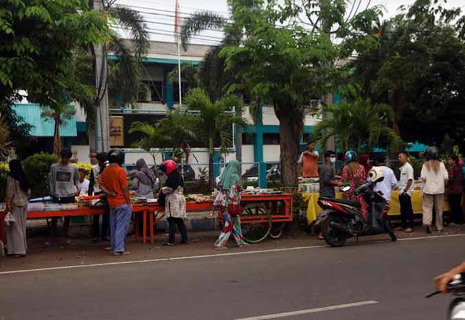 SELALU RAMAI: Penjual takjil di Jalan Cokroaminoto Kota Probolinggo yang dijubeli pembeli. (Foto: Zainal Arifin/Jawa Pos Radar Bromo)