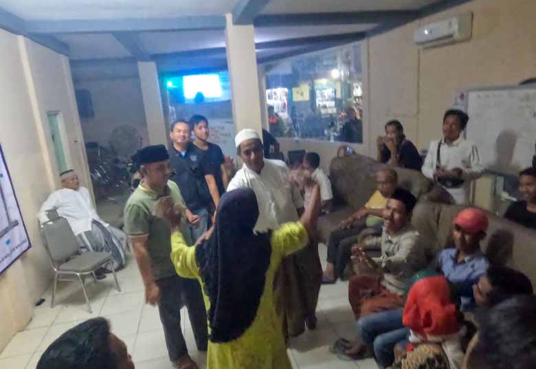 MULAI DIPROTES: Sejumlah pedagang dan PKL mendatangi pos pengaduan parkir di Alun-alun Pasuruan, Minggu (26/3) malam. (Foto : M Zubaidillah/Jawa Pos Radar Bromo)