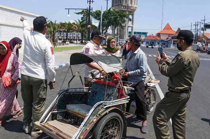 SERING: Penertiban betor yang masuk di Alun-alun Pasuruan. (Foto: Dok. Radar Bromo)
