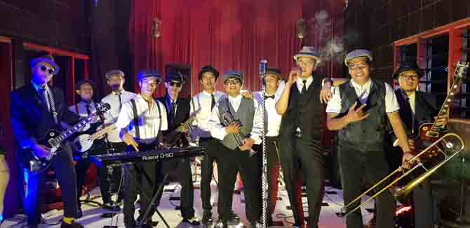 PERSIAPAN MANGGUNG: SKA-RAT’S, salah satu band ska asal Kecamatan Pandaan, Kabupaten Pasuruan, ketika akan manggung.