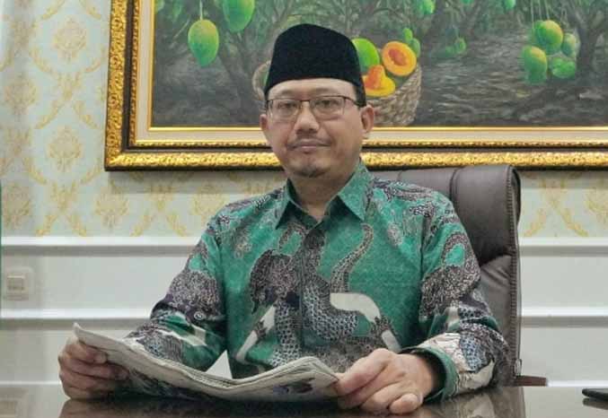 KETUA DEWAN: Sudiono Fauzan di ruangan kerjanya di DPRD Kabupaten Pasuruan. Sudiono Fauzan adalah alumni Ponpes Canga