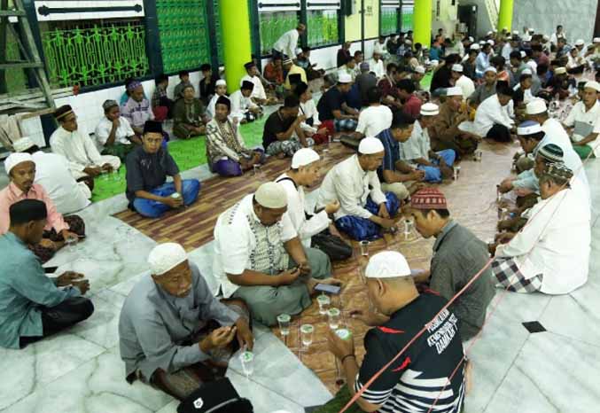 SIRAMAN ROHANI: Sejumlah jamaah Masjid Agung Jamik Bangil, Kabupaten Pasuruan, menunggu waktu berbuka puasa sambil mengikuti pengajian agama. (Foto: Mokhamad Zubaidillah/Jawa Pos Radar Bromo)