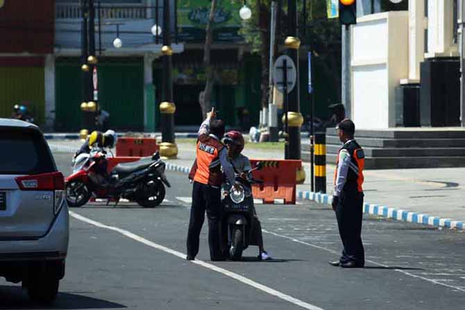 SERING PADAT: Suasana pagi di Alun-alun Pasuruan. Rencananya parkir dan PKL di kawasan ini akan ditata ulang agar alun-alun lebih rapi dan indah. (Foto: Mokhamad Zubaidillah/Radar Bromo)