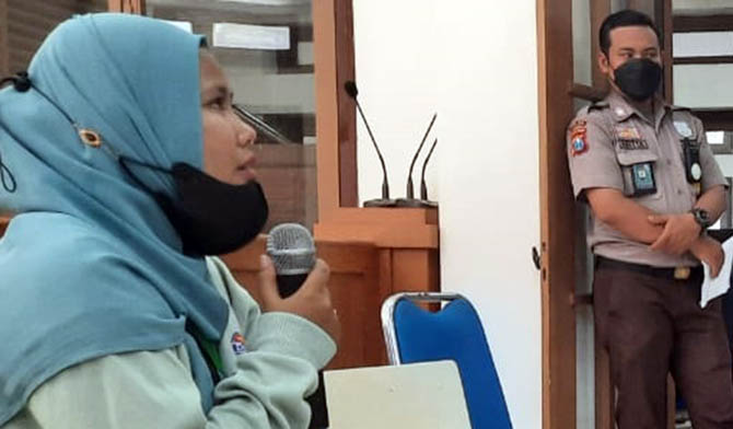 BERI KETERANGAN: Nabiatul alias Bela saat menjadi saksi di persidangan. Ia kini jadi terdakwa kasus pemberian kesaksian palsu. (Foto: Dok. Radar Bromo)