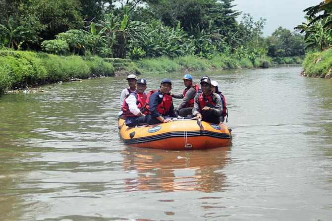 CEK KONDISI SUNGAI: Susur Sungai Rejoso dilakukan Dinas PU SDA Pemprov Jawa Timur untuk mengetahui kondisi fisik sungai yang selama ini sering menyebabkan banjir. (Mukhamad Rosyidi/Radar Bromo)