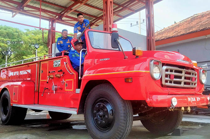 ANTIK: Mobil Damkar keluaran Isuzu tahun 1961 milik Pemkot Pasuruan yang berusia 50 tahun lebih. (Foto: Muhamad Busthomi/Radar Bromo)