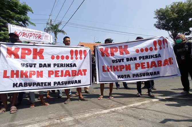BIAR TRANSPARAN: Aksi massa saat mendatangi kantor KPP Pratama Pasuruan di Jalan Panglima Sudirman Kota Pasuruan, Senin (13/3). (Foto M. Busthomi/Jawa Pos Radar Bromo)