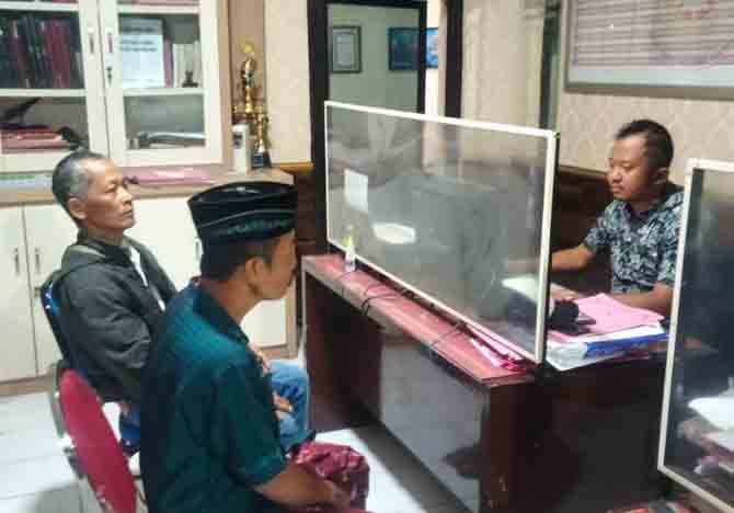 DIKEMBANGKAN: Bukhan dan Warto saat dimintai keterangan penyidik. Kini polisi memburu penadah lainnya. (Rizal Syatori/ Radar Bromo)