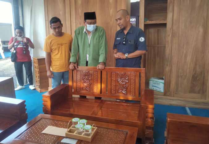 DUKUNG MEBELER PASURUAN: Gus Ipul saat meninjau produk mebeler di festival. (Foto: M. Busthomi/Jawa Pos Radar Bromo)