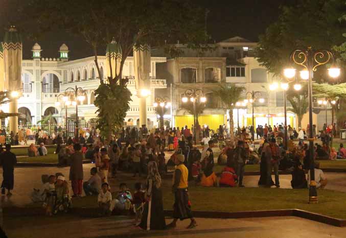 RAMAI: Suasana malam hari di sekitar Alun-alun Pasuruan. (Foto: M Zubaidillah/Jawa Pos Radar Bromo)