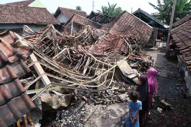 HANGUS: Los yang berisi 44 kios di Pasar Gondanglegi, desa Cangkringmalang, Kecamatan Beji ini hangus terbakar. (Mukhamad Zubaidillah/Jawa Pos Radar Bromo)