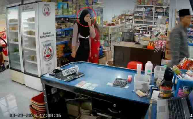 BELUM DILAPORKAN: Sosok perempuan yang terekam mencuri beras dan make up di toko ritel Indorapet di Ngempit, Kecamatan Kraton. Pemilik belum melaporkan pencurian itu. (SS CCTV)