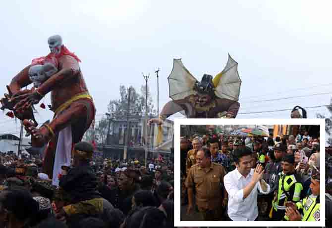 TAK LAGI DIBATASI: Pawai Ogoh-ogoh di Tosari Selasa (21/3) siang yang menjadi tontotan bagi masyarakat dan wisatawan. Inset, Wagub Emil Dardak menyapa warga Suku Tengger. (Foto: M Zubaidillah/Jawa Pos Radar Bromo)