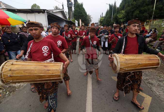 ANTUSIAS: Masyarakat Suku Tengger Tosari iring-iringan menabuh musik baleganjur saat mengarak Ogoh-ogoh Selasa (21/3). (Foto: M Zubaidillah/Jawa Pos Radar Bromo)