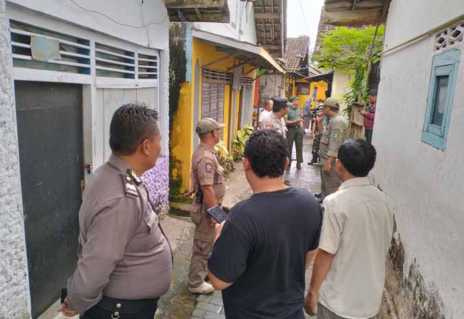 PERMISI: Polsek dan Koramil Purwosari mengetuk salah satu rumah yang diduga menjadi tempat praktik prostitusi. Ternyata tidak ada penghuninya. (Foto: Rizal F Syatori/Jawa Pos Radar Bromo)