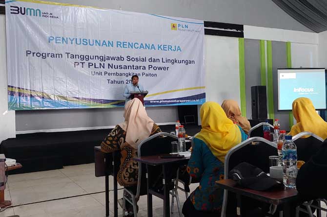BERBAGI: Assistant Manager Sipil, Umum, dan CSR di PT PLN NP UP Paiton Wiji Dwi Purbaya menyampaikan sambutan dalam penyusunan renja CSR. (Arif Mashudi/ Radar Bromo)