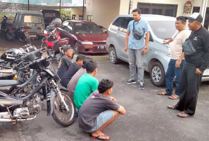 Lima pemuda yang diciduk dari lokasi balap liar, saat diberi pembinaan di Mapolsek Prigen.