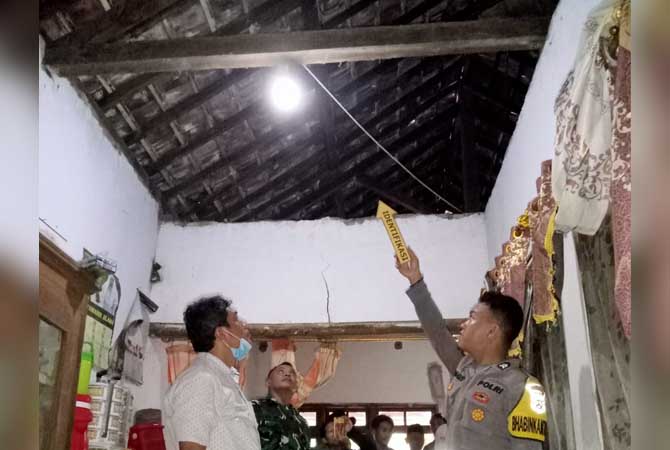NAHAS: Kanit reskrim Polsek Gading Atono (kemeja putih) saaf melakukan olah TKP di rumah korban