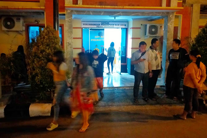 DIPERIKSA INTENSIF: Sejumlah PSK keluar dari Unit PPA Satreskrim Polres Pasuruan usai menjalani pemeriksaan terkait kasus human trafficking, Jumat (10/3). (Iwan Andrik/Radar Bromo)