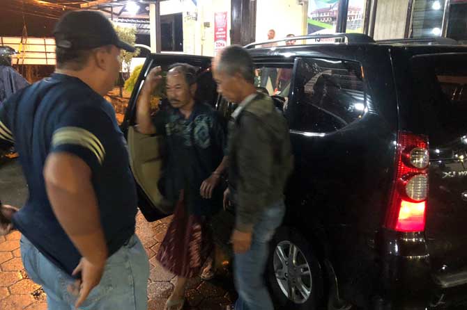 TAK AMANAH: Bukhan dan Warto saat digelandang ke Mapolsek Prigen, Rabu malam (22/3). (Rizal Syatori/ Radar Bromo)
