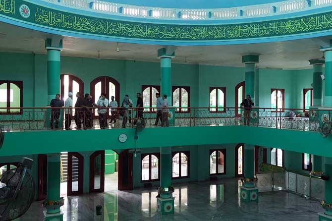 Anggota Komisi III DPRD Kota Probolinggo saat mengajak Dinas PU untuk meninjau atap masjid Agung Raudlatul Jannah yang kembali bocor meski sudah diperbaiki. (Arif Mashudi/ Radar Bromo)