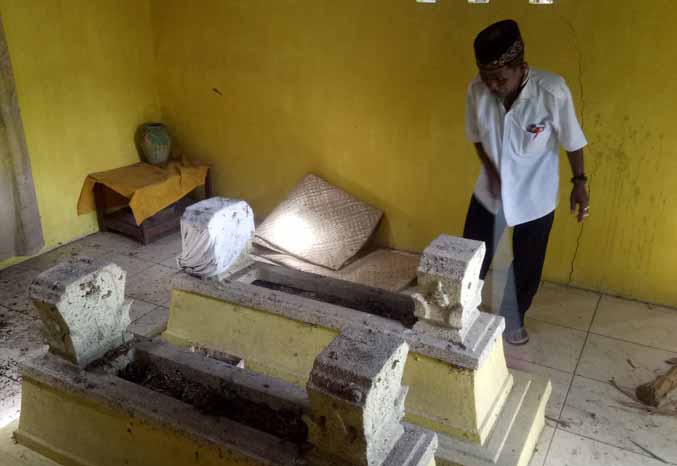 DUA PRAJURIT: Subandi, juru kunci makam Mbah Kebut dan Mbah Tombro. Makam bekas prajurit Majapahit itu berdampingandan sampai kini dipelihara dengan baik. (Foto: M Rosyidi/Jawa Pos Radar Bromo)