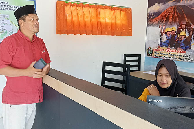 BUMDES: Kepala Desa Karanggeger Bawon Santoso meninjau kantor BUMDes Kusuma Abadi, kemarin. (Istimewa)
