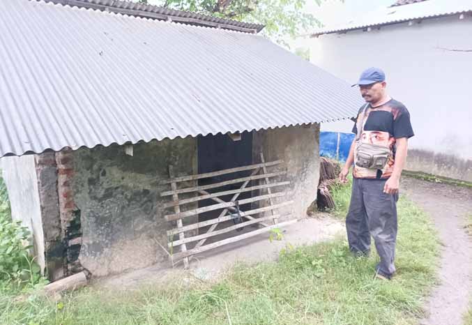 SUDAH LAMA: Kades Sukokerto Hasan saat berada  petilasan Raden Panji di Dusun Pandean. (Foto: Agus Faiz Musleh/Jawa Pos Radar Bromo)