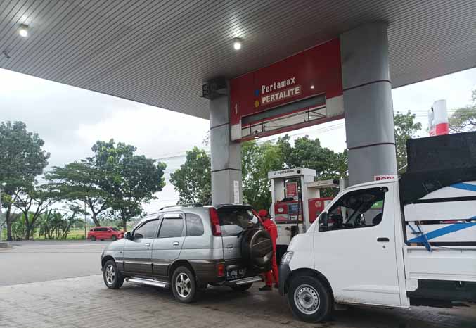 KEBUTUHAN UTAMA MUDIK: Pengendara mengisi BBM di SPBU Kecamatam Gending Kamis (14/4) siang. (Foto: Agus Faiz Musleh/Jawa Pos Radar Bromo)